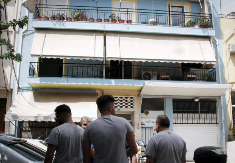 Πετρούπολη: Μαχαίρωνε την κόρη του ενώ της έκλεινε το στόμα – Ξεσπά η μητέρα της 18χρονης [βίντεο]